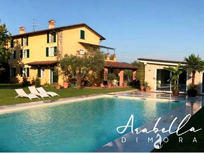 Casa con 10 locali in vendita in Pietrasanta