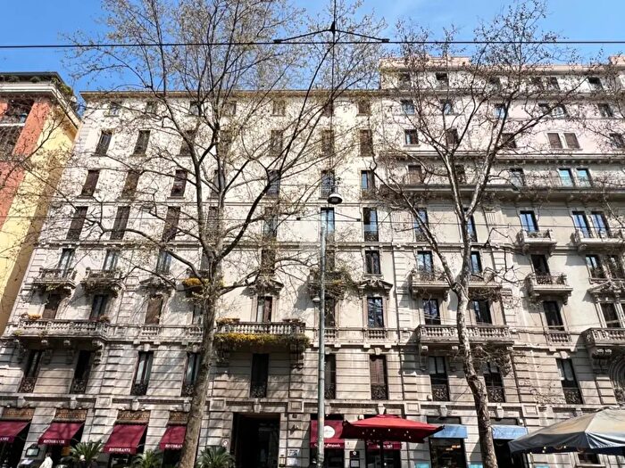 Appartamento trilocale in vendita in Corso Sempione, Milano