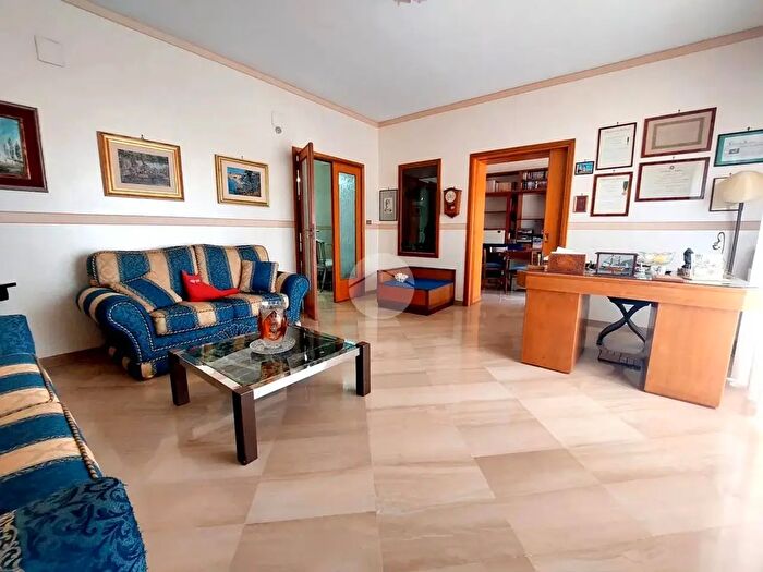 Appartamento con 5 locali in vendita in Largo Strasburgo, Palermo