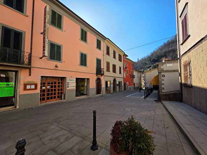 Casa con 6 locali in vendita in Via Cavour, Gallicano