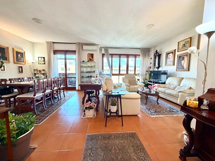 Appartamento con 5 locali in vendita in Viale Giovanni Battista Morgagni, Firenze