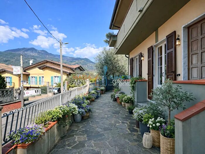 Casa con 7 locali in vendita in Via Romolo Briglia, Massa