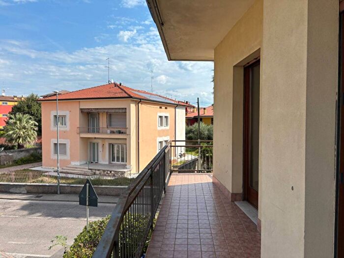 Appartamento trilocale in affitto in Via Giosuè Carducci, Bussolengo