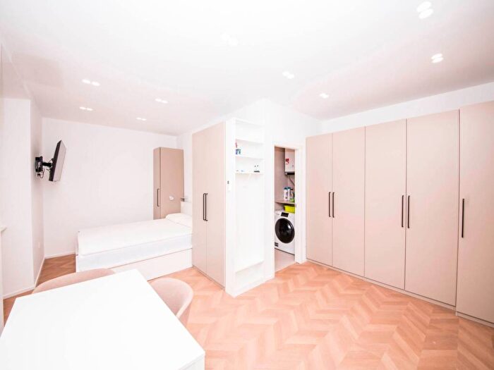 Appartamento monolocale in affitto in Via Bezzecca, Montenero, Milano