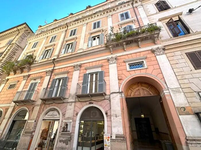 Appartamento trilocale in vendita in Piazza di Santa Chiara, Roma