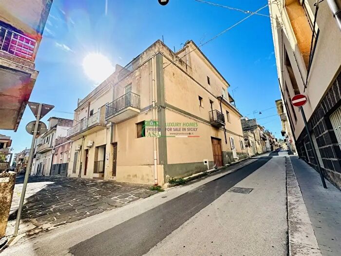 Casa con 5 locali in vendita in Giarratana