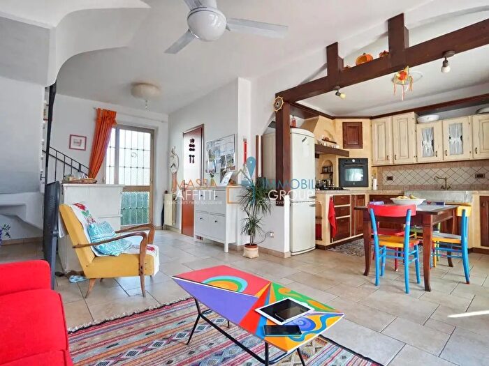 Casa con 6 locali in vendita in Via Puliche, Massa