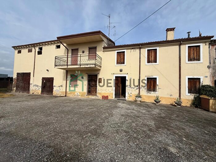 Casa con 6 locali in vendita in Piazza Bonaldo, Zimella