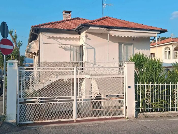 Casa con 5 locali in vendita in Via XXV Aprile, Camporosso