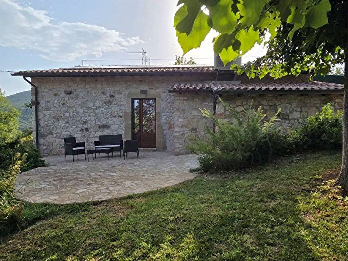 Casa quadrilocale in affitto in Centro, Todi