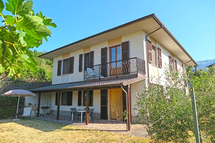 Casa con 8 locali in vendita in Bagnone