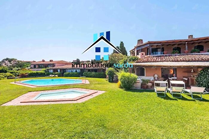 Appartamento con 6 locali in vendita in Via della Goletta, Arzachena