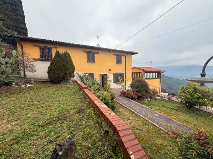 Casa con 6 locali in vendita in Via del Monte Est, Pescia