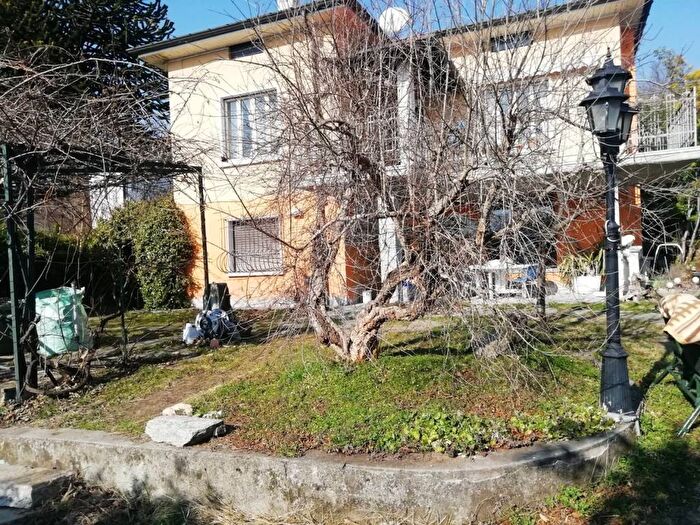 Appartamento trilocale in affitto in Via Orocco, Comerio