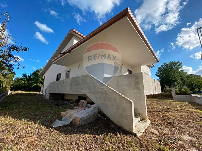 Casa con 7 locali in vendita in Via Cannavinella Snc, Rocchetta A Volturno