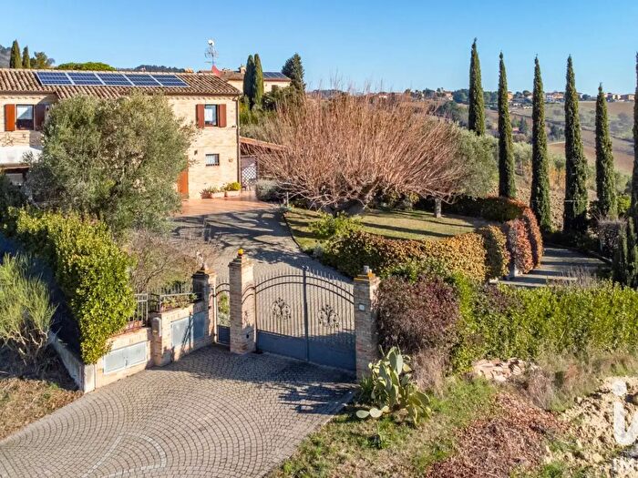 Casa con 10 locali in vendita in Via Striscioni, Osimo