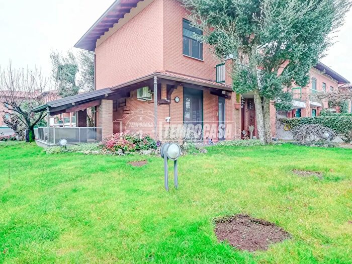 Casa quadrilocale in vendita in Via San Francesco, Robecchetto Con Induno