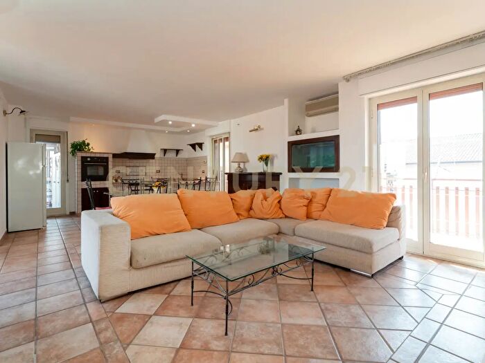 Appartamento con 5 locali in vendita in Via Finocchiari, Aci Catena