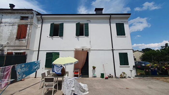 Casa con 5 locali in vendita in Via Martiri della Libertà, Concordia Sulla Secchia