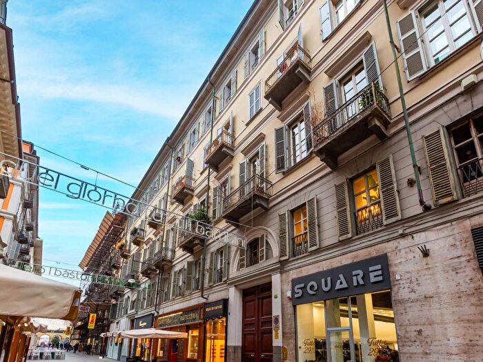 Appartamento trilocale in affitto in Via Giuseppe Luigi Lagrange, Via Roma, Torino