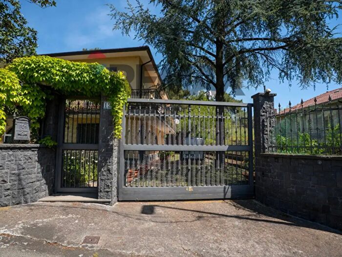 Casa con 15 locali in affitto in Via Concetto Marchesi, Pedara