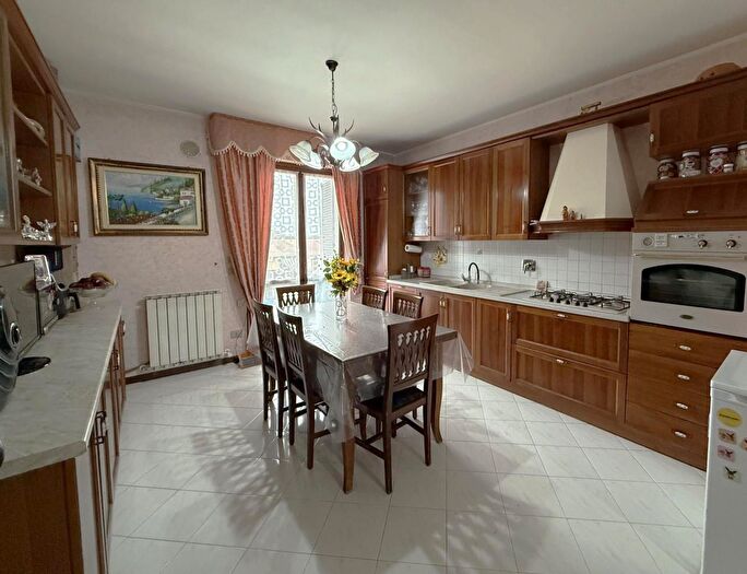 Appartamento quadrilocale in vendita in Via Giosuè Carducci, Castiglione Del Lago