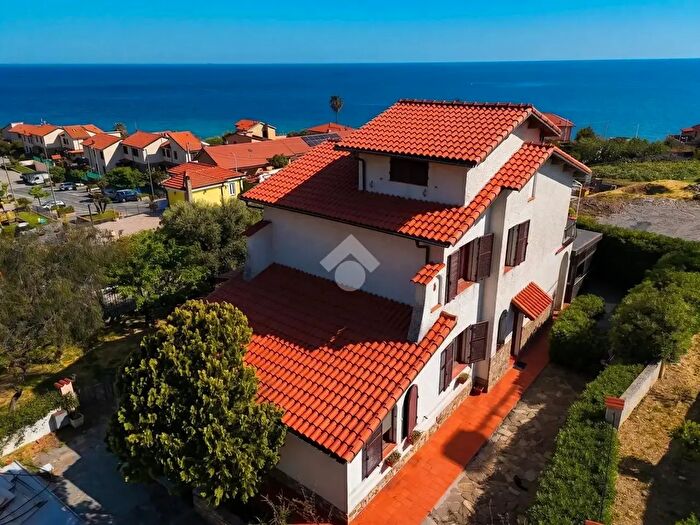 Casa con 8 locali in vendita in Via Giugno, Cipressa