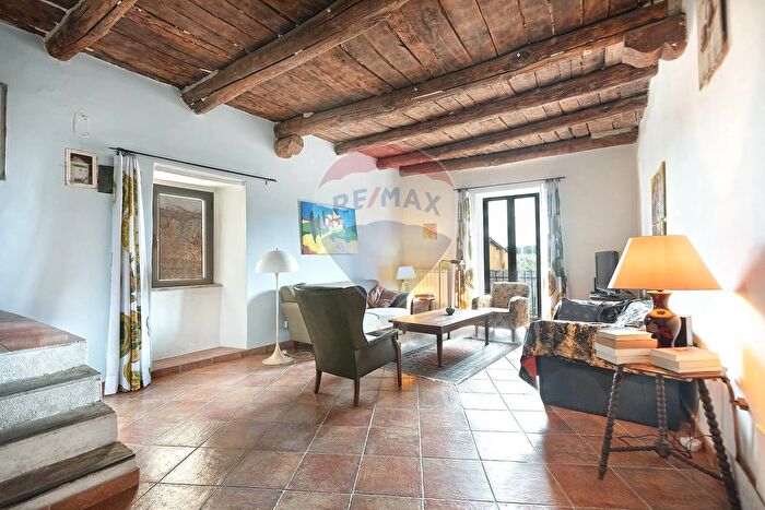 Appartamento con 6 locali in vendita in Vicolo del Sole, Vetralla