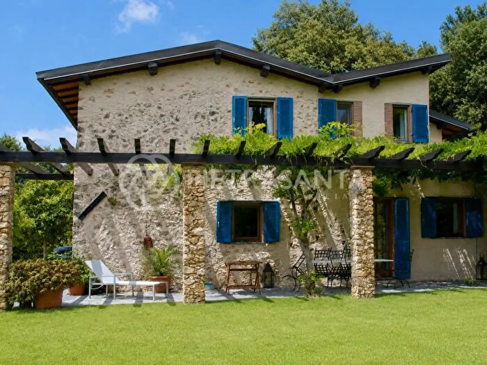 Casa con 12 locali in vendita in Pietrasanta
