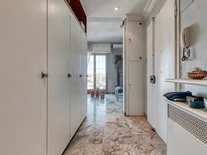 Appartamento con 5 locali in vendita in Via Lombardia, Bologna