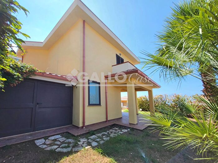 Casa quadrilocale in vendita in Contrada Fragalleto Diamante, Diamante