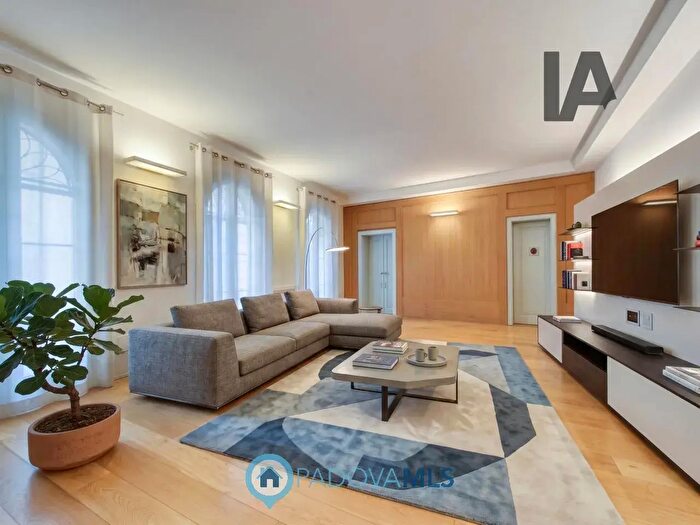 Appartamento quadrilocale in vendita in Via San Francesco, Padova