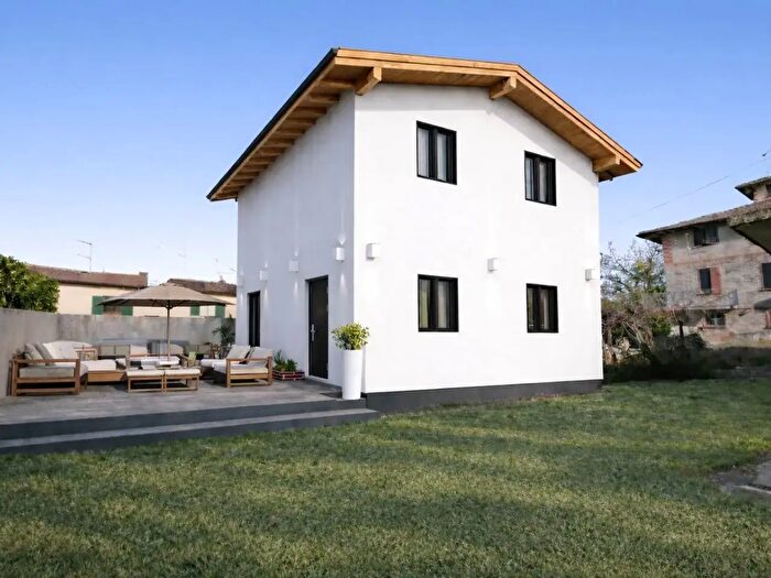 Casa con 5 locali in vendita in Pianello Val Tidone