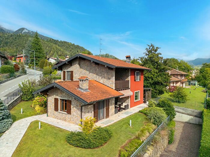 Casa con 8 locali in vendita in Via del Lo', Rovetta