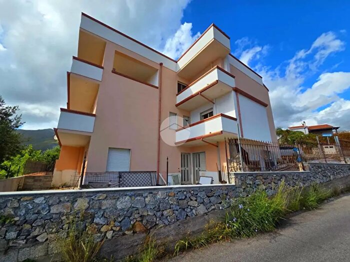 Casa con 8 locali in vendita in Via F Turati, Tortora