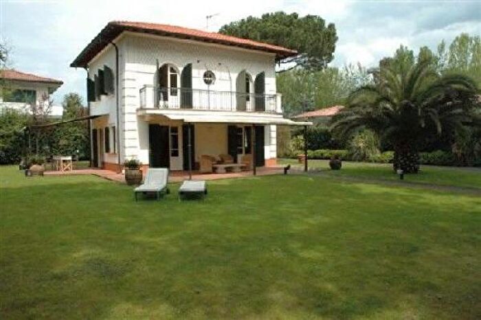 Casa con 6 locali in affitto in Via Luigi Raffaelli, Forte Dei Marmi