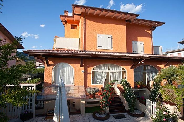 Casa con 13 locali in affitto in Montignoso