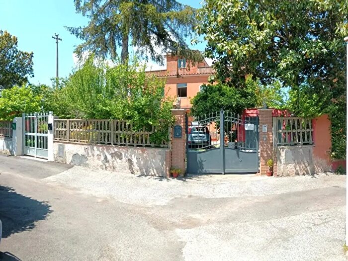 Casa con 5 locali in vendita in Via Appia Nuova, Roma