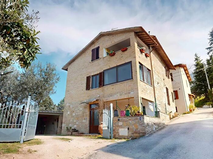 Appartamento trilocale in vendita in Via Fosso Rosceto, Assisi