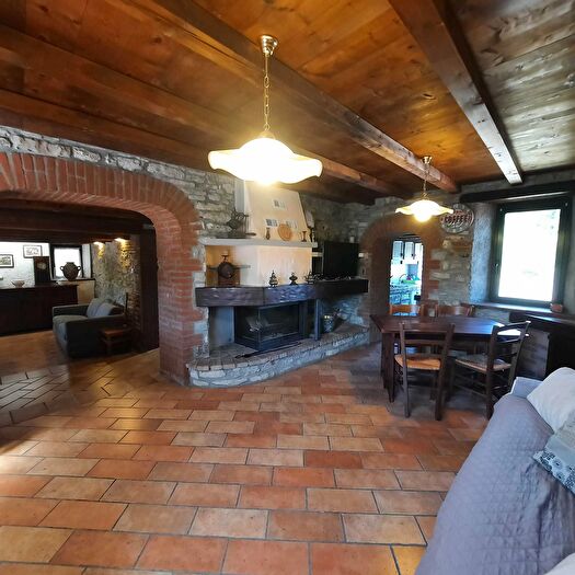 Casa con 8 locali in vendita in Coli