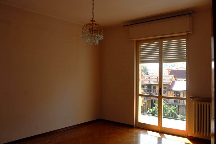 Appartamento quadrilocale in vendita in Via Rodi, Vercelli