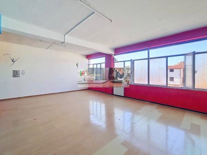 Appartamento con 6 locali in vendita in Via degli Olivi, Aprilia