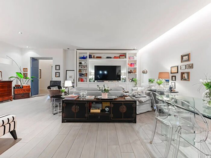 Appartamento quadrilocale in vendita in Via Paolo Lomazzo, Milano