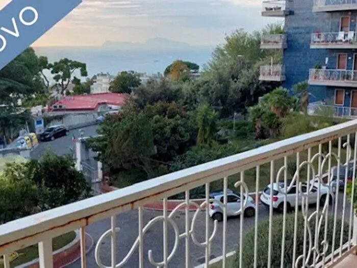 Appartamento con 5 locali in affitto in Via Orazio, Napoli