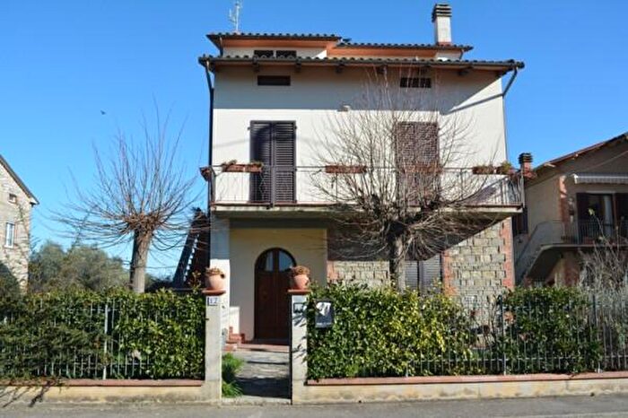 Casa con 5 locali in vendita in Frazione Sanfatucchio, Castiglione Del Lago