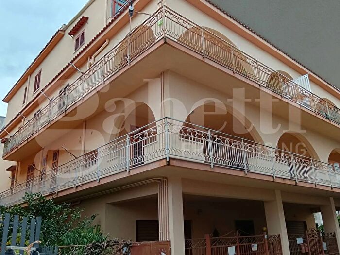 Appartamento con 8 locali in vendita in Via delle Alpi, Carini