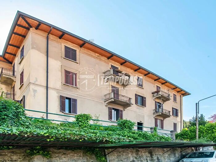 Appartamento trilocale in vendita in Via SantEutichio, Como