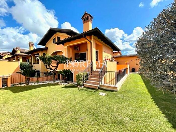 Casa con 6 locali in affitto in Via Cesare Dobici, Infernetto, Roma