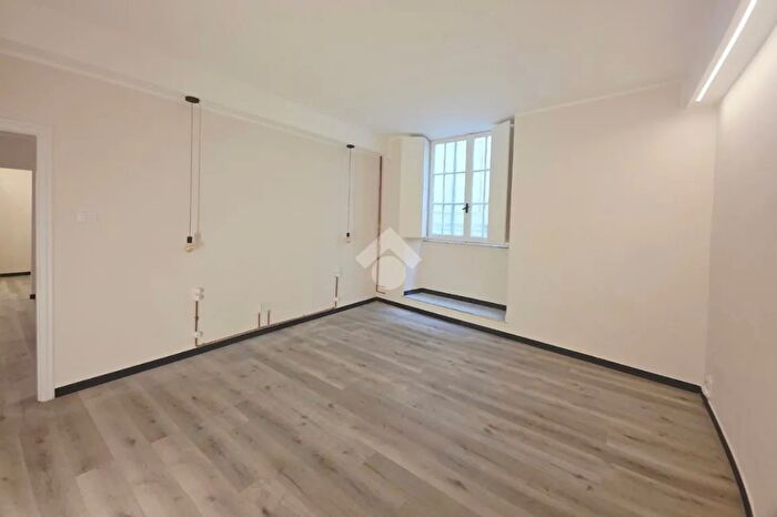 Appartamento trilocale in vendita in Via San Luca, Genova