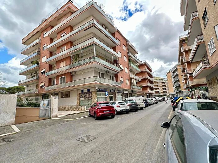 Appartamento con 5 locali in vendita in Via Santa Bernadette, Roma